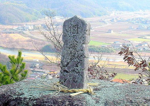 【古】山の上の大石