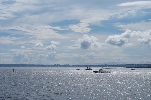 光る海