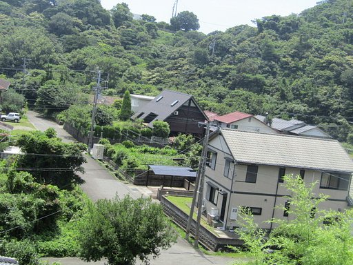 山あいの民家