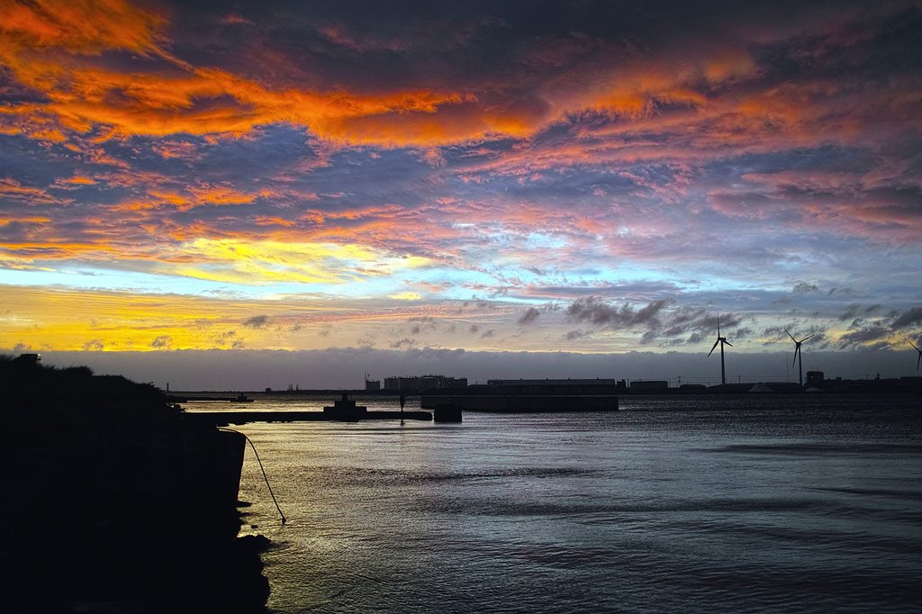 昨日　酒田港の夕空