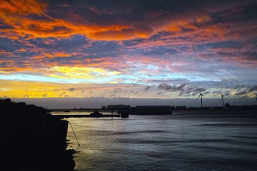昨日　酒田港の夕空