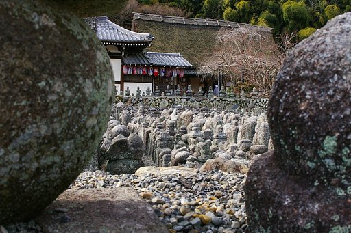【古】無縁仏の群れ