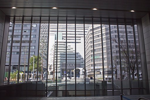 【MFP】大阪駅正面 「籠の中から」 