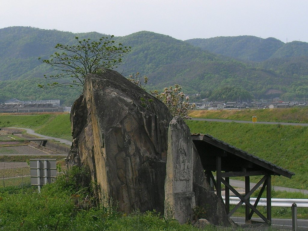 【古】磨崖仏の岩