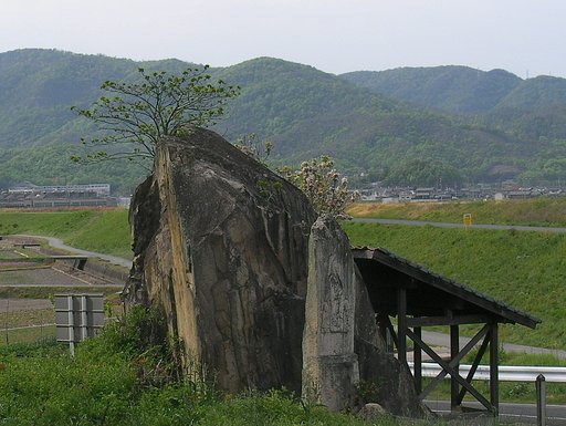 【古】磨崖仏の岩