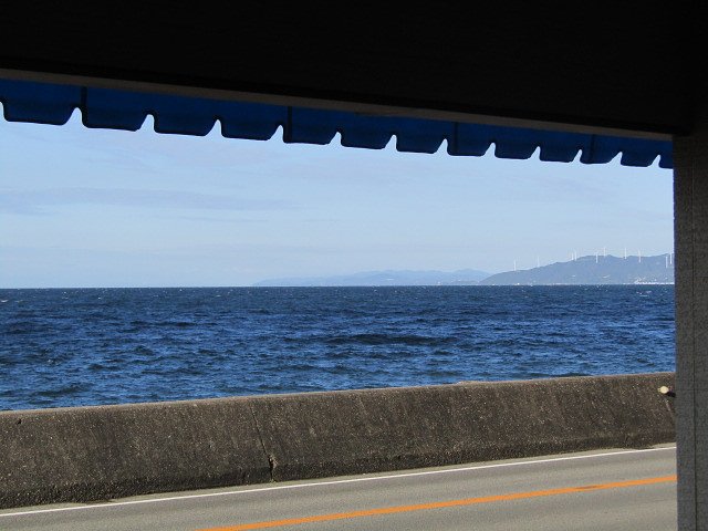 店の中から海を一望しています