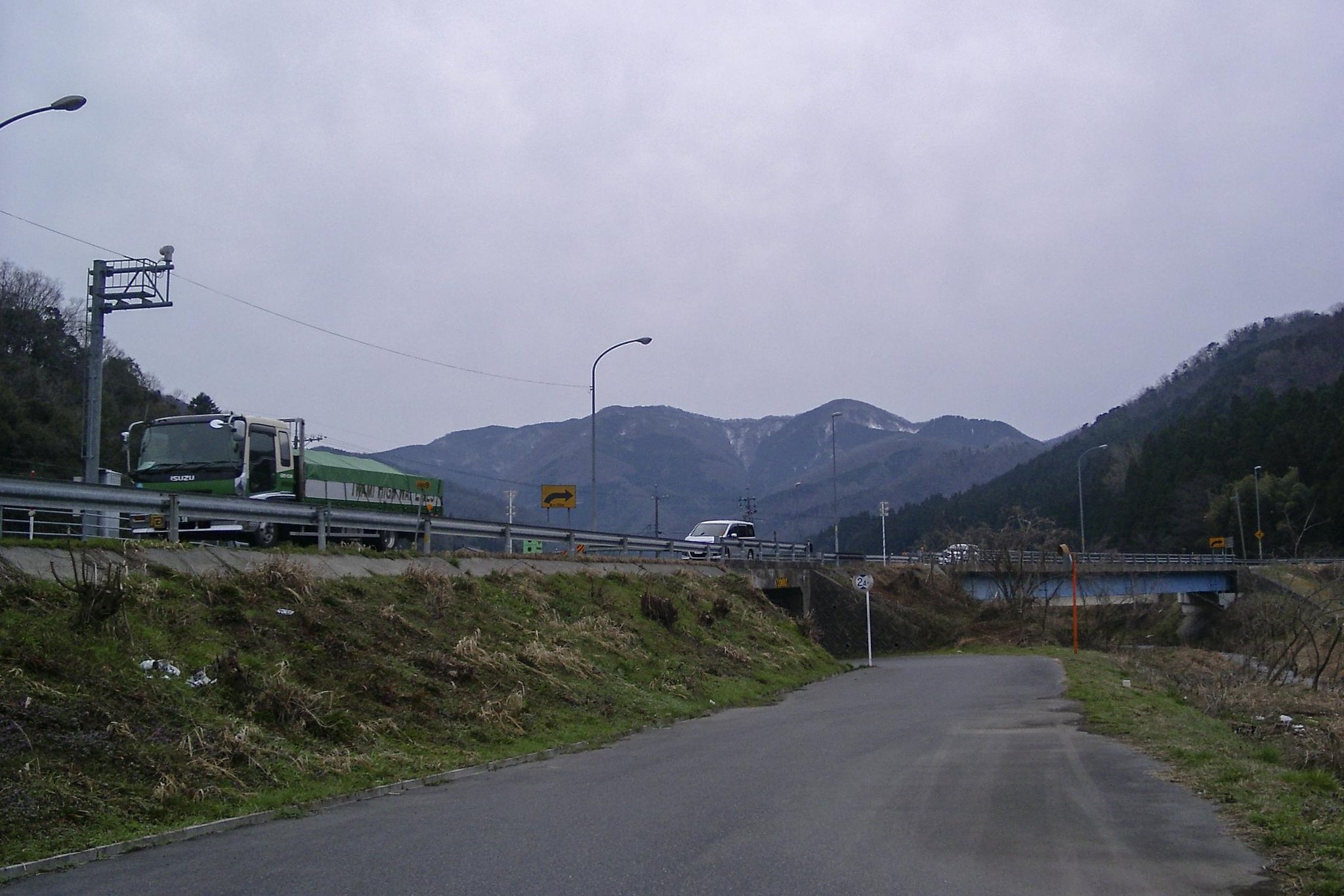 朝の国道と東空。