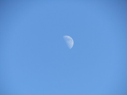 青空の中のお月様
