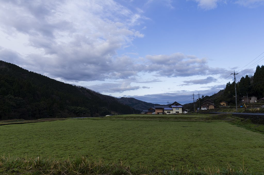 晴れた西空。