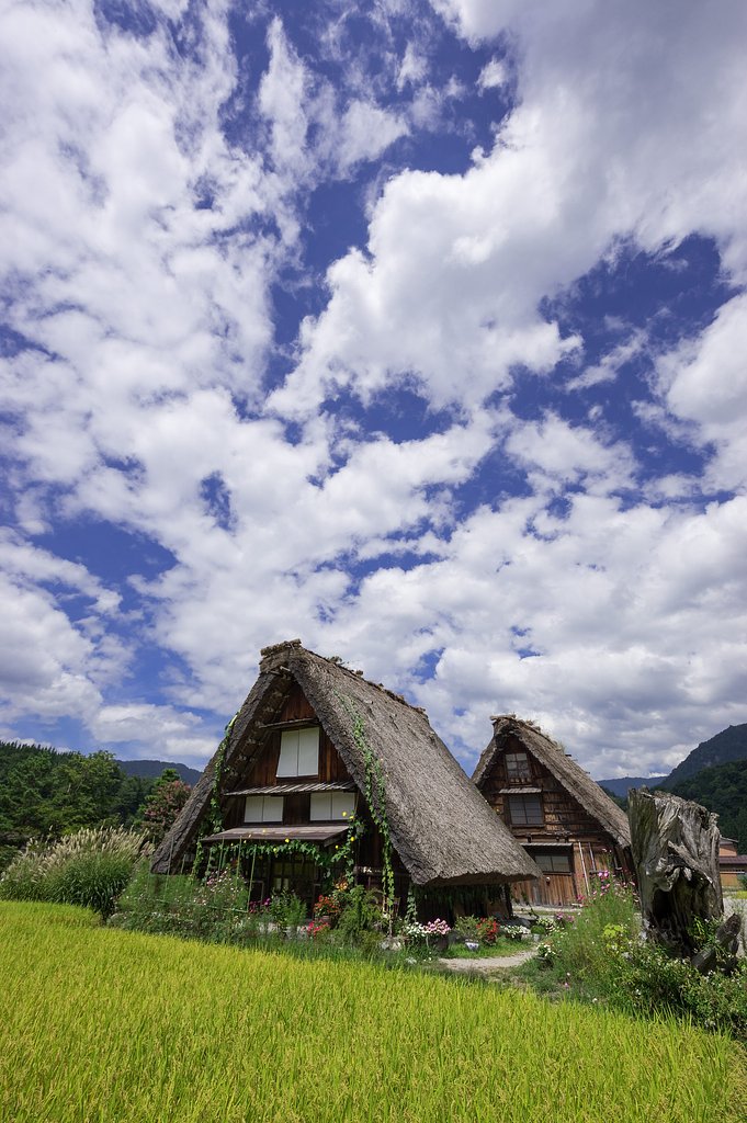 合掌造りに架かる青空