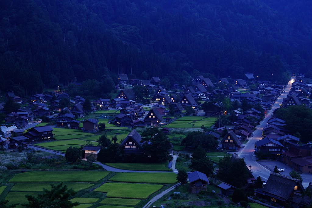 夕暮れの窓灯り