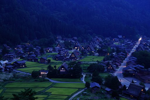 夕暮れの窓灯り