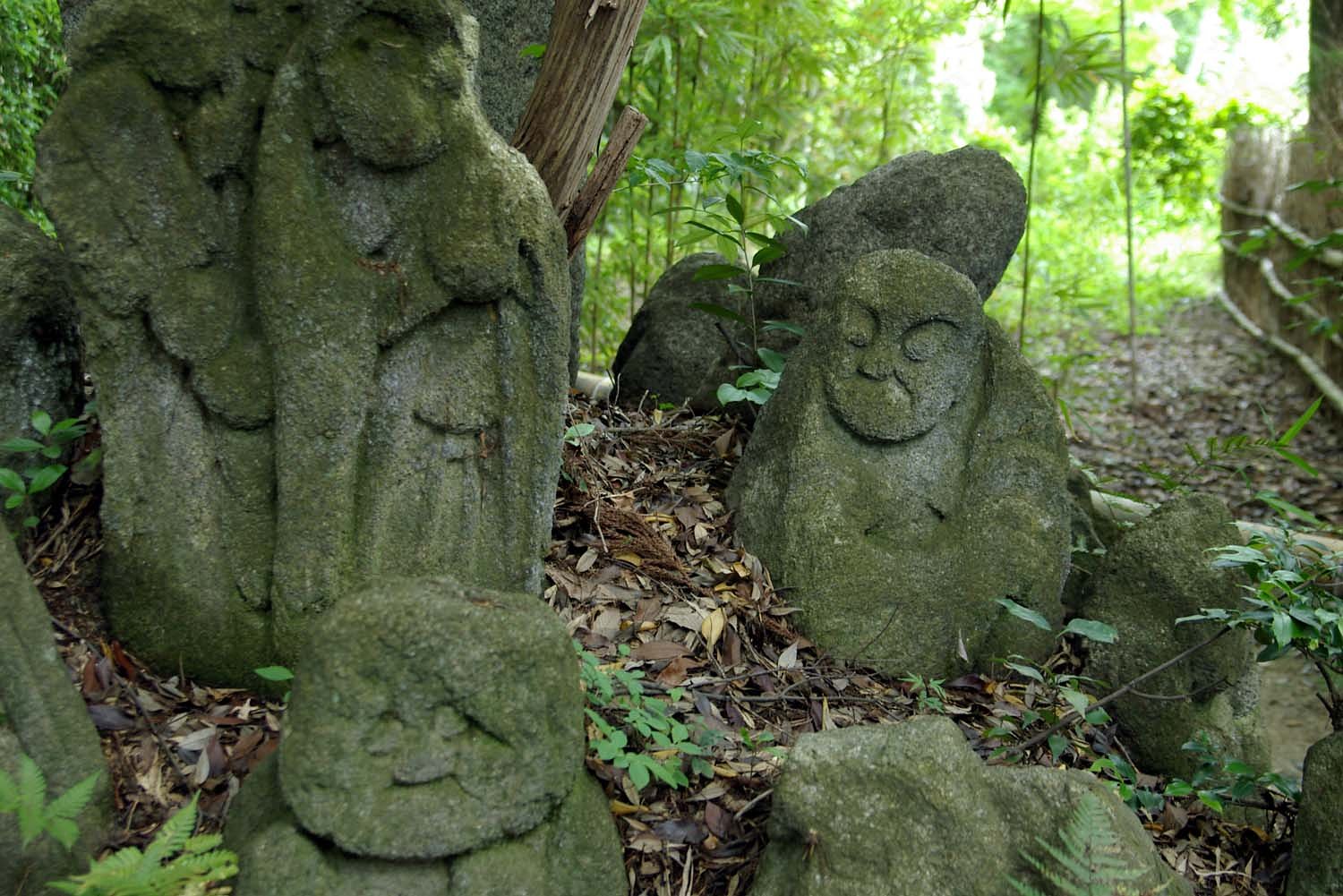 石峰寺のユニークな面々