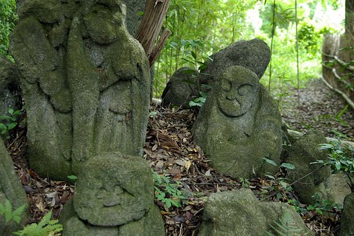 石峰寺のユニークな面々