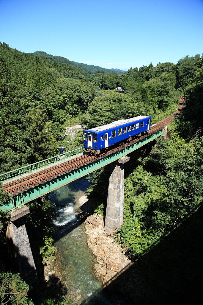 秋田内陸鉄道阿仁晩夏縦構図
