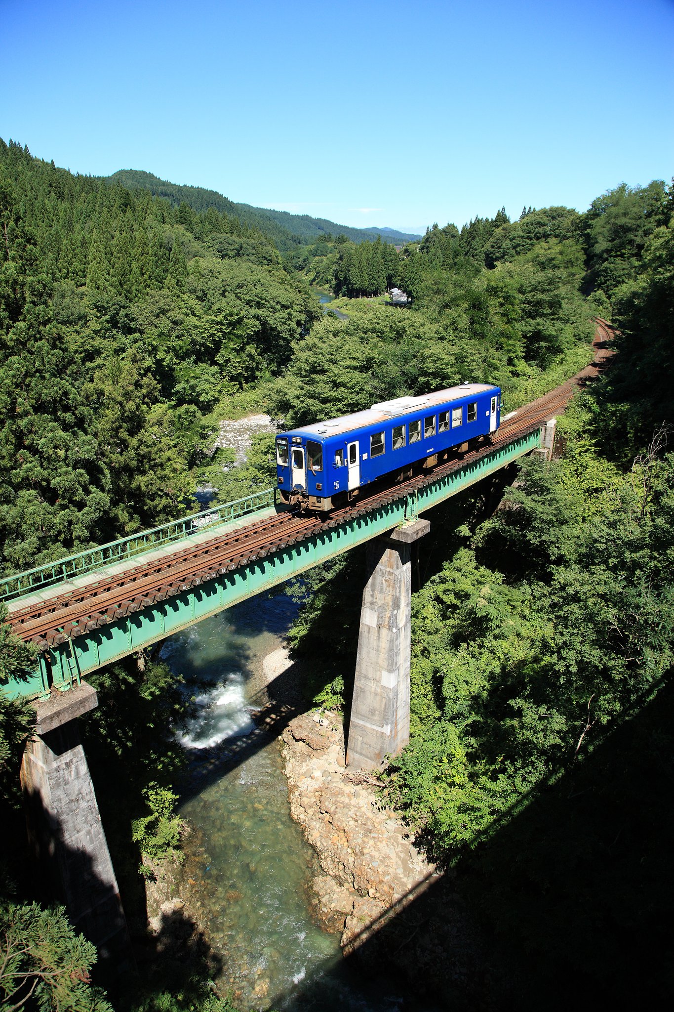 秋田内陸鉄道阿仁晩夏縦構図