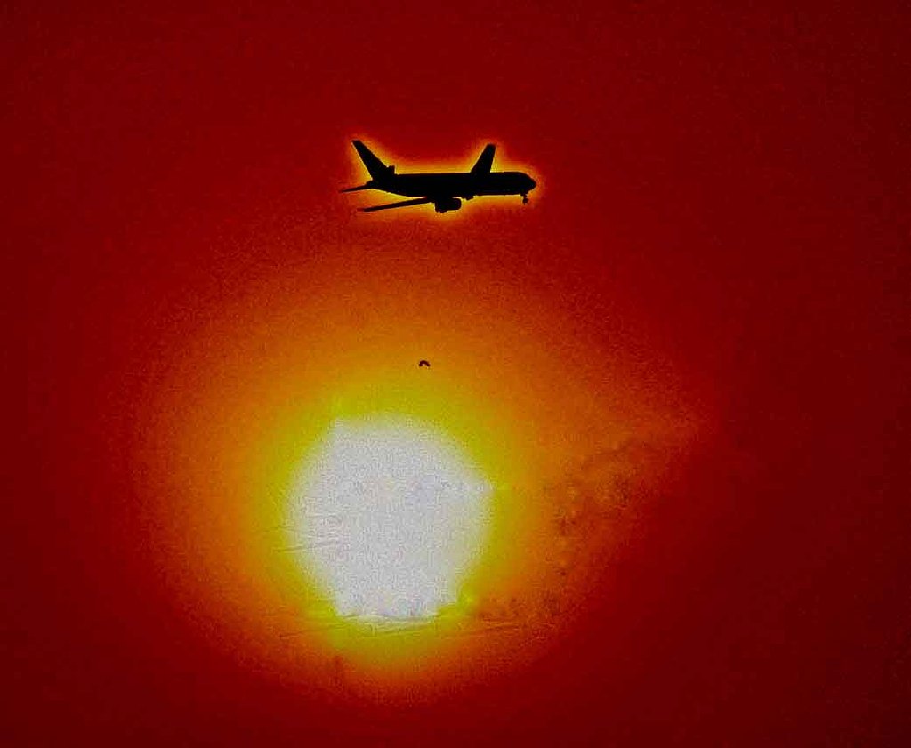 夕日に飛行機