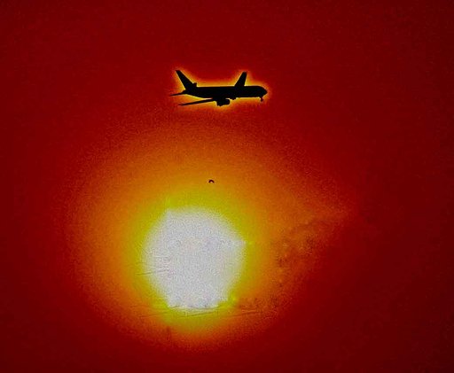 夕日に飛行機