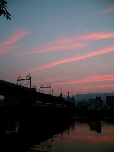 夕焼け雲とローカル線