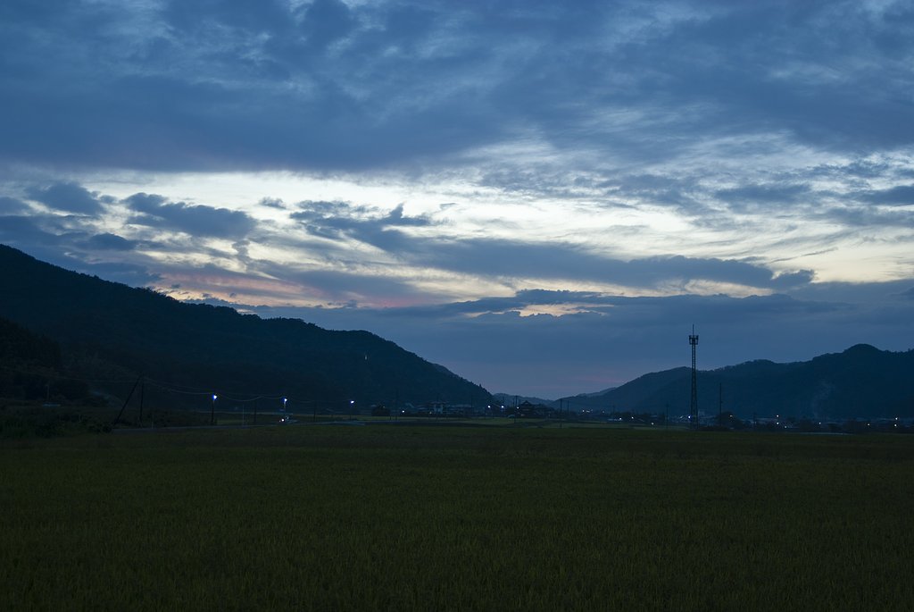 夕方遅くの西空。