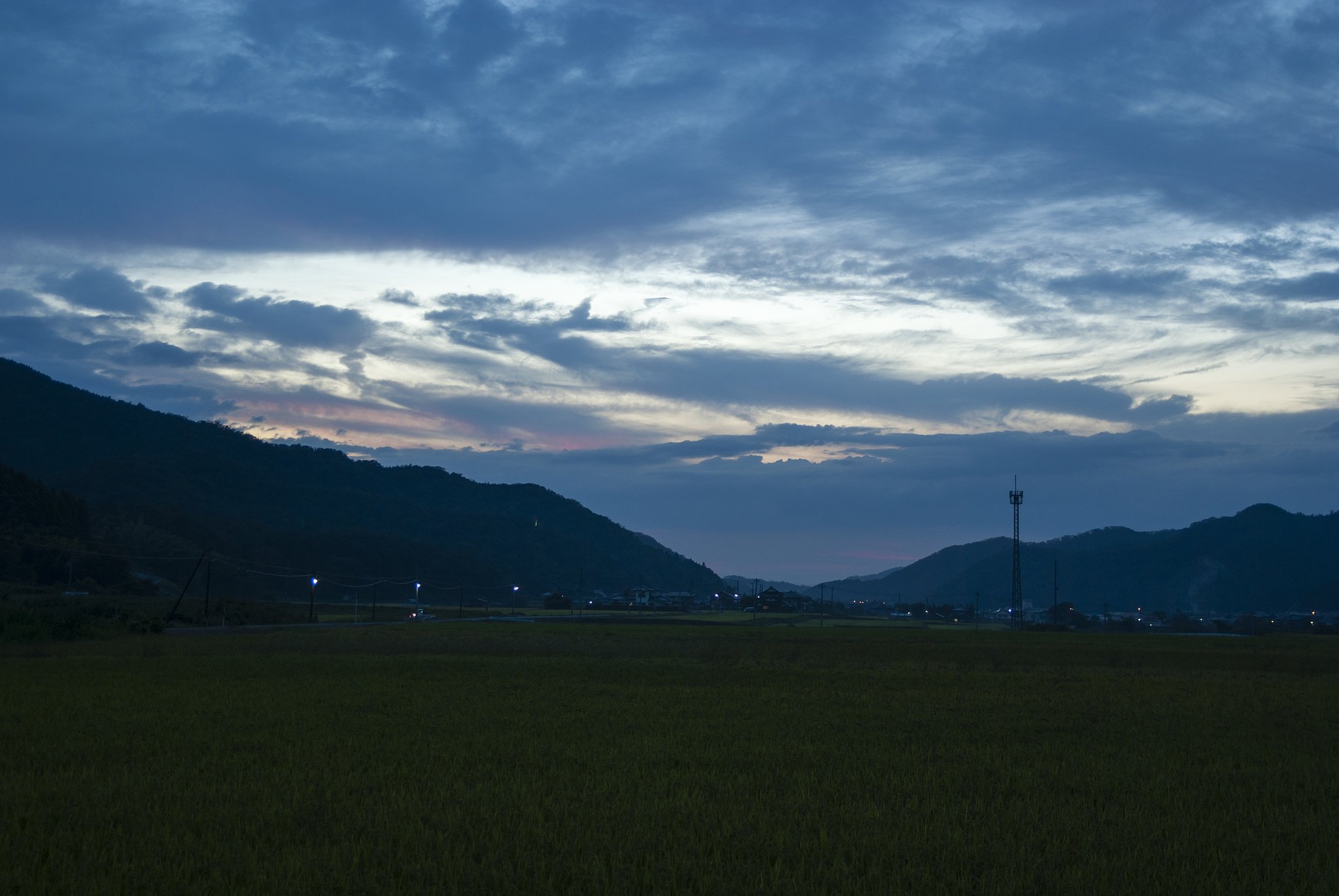 夕方遅くの西空。