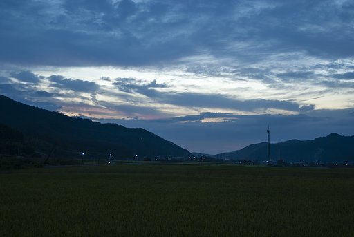夕方遅くの西空。
