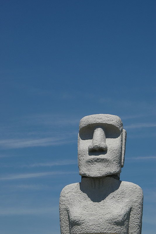 佇むモアイ像