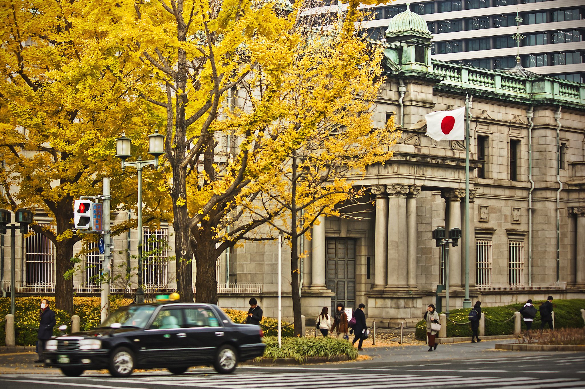 御堂筋、日本銀行の銀杏景色（HDR）