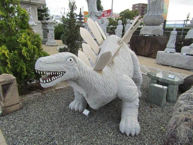 石の彫刻　可愛い恐竜此処にあり