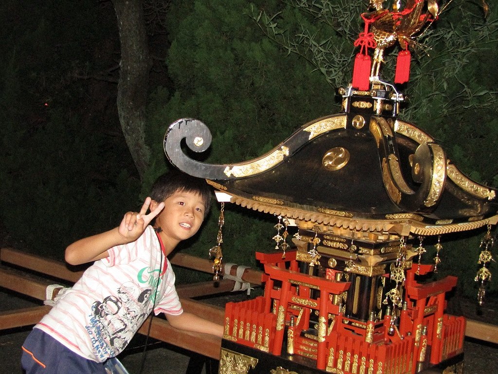 お祭り楽しんでいます　御神輿は人気者