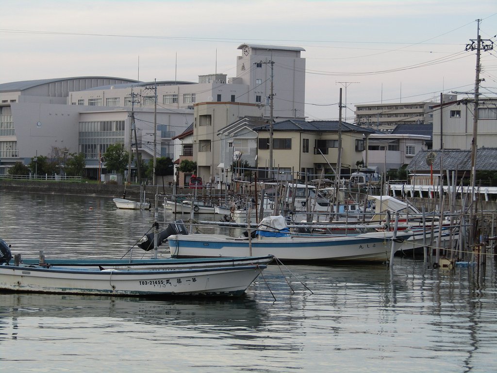 静かな漁港の黄昏時、、🌊も静かに