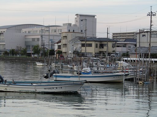 静かな漁港の黄昏時、、🌊も静かに
