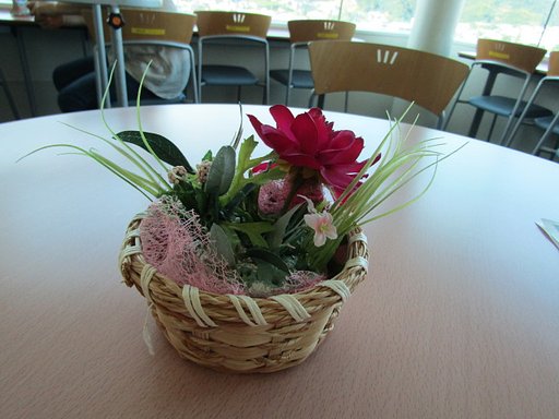 バスケットに花、、いいセンスかも