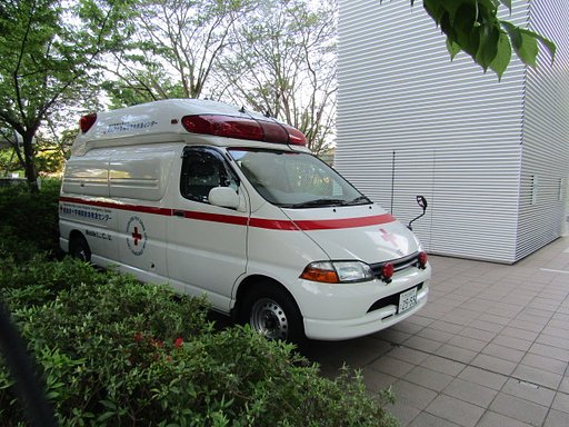 最新鋭の救急車　凛凛しいです