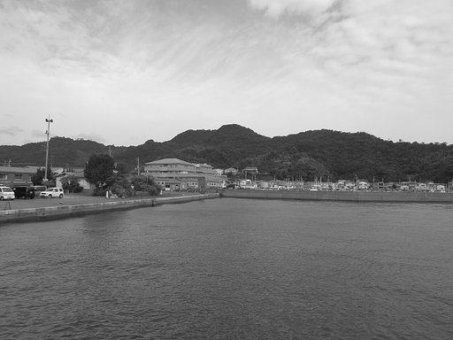 静かな港を白黒で表現してみました