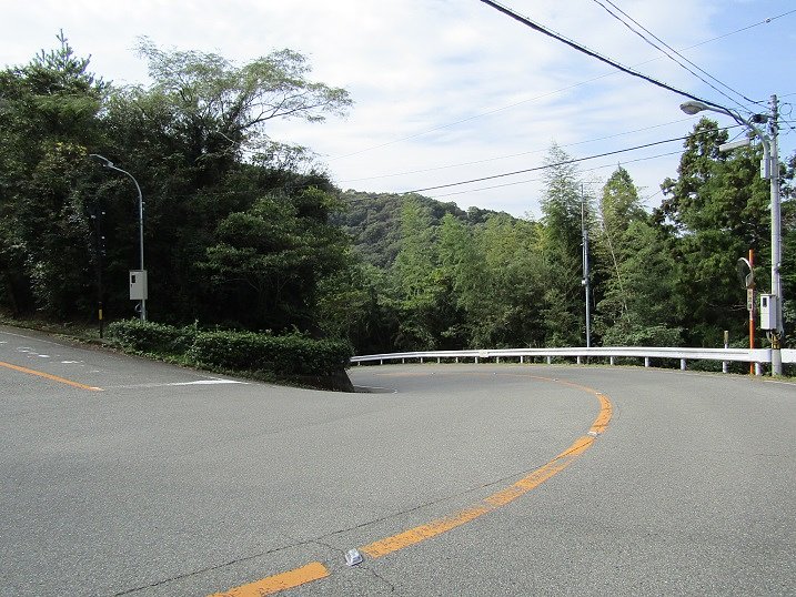 山道＆交差点と青い空