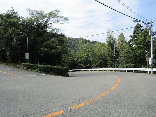 山道＆交差点と青い空