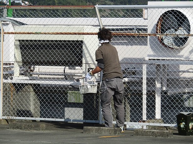 網の塗り替えは難しい