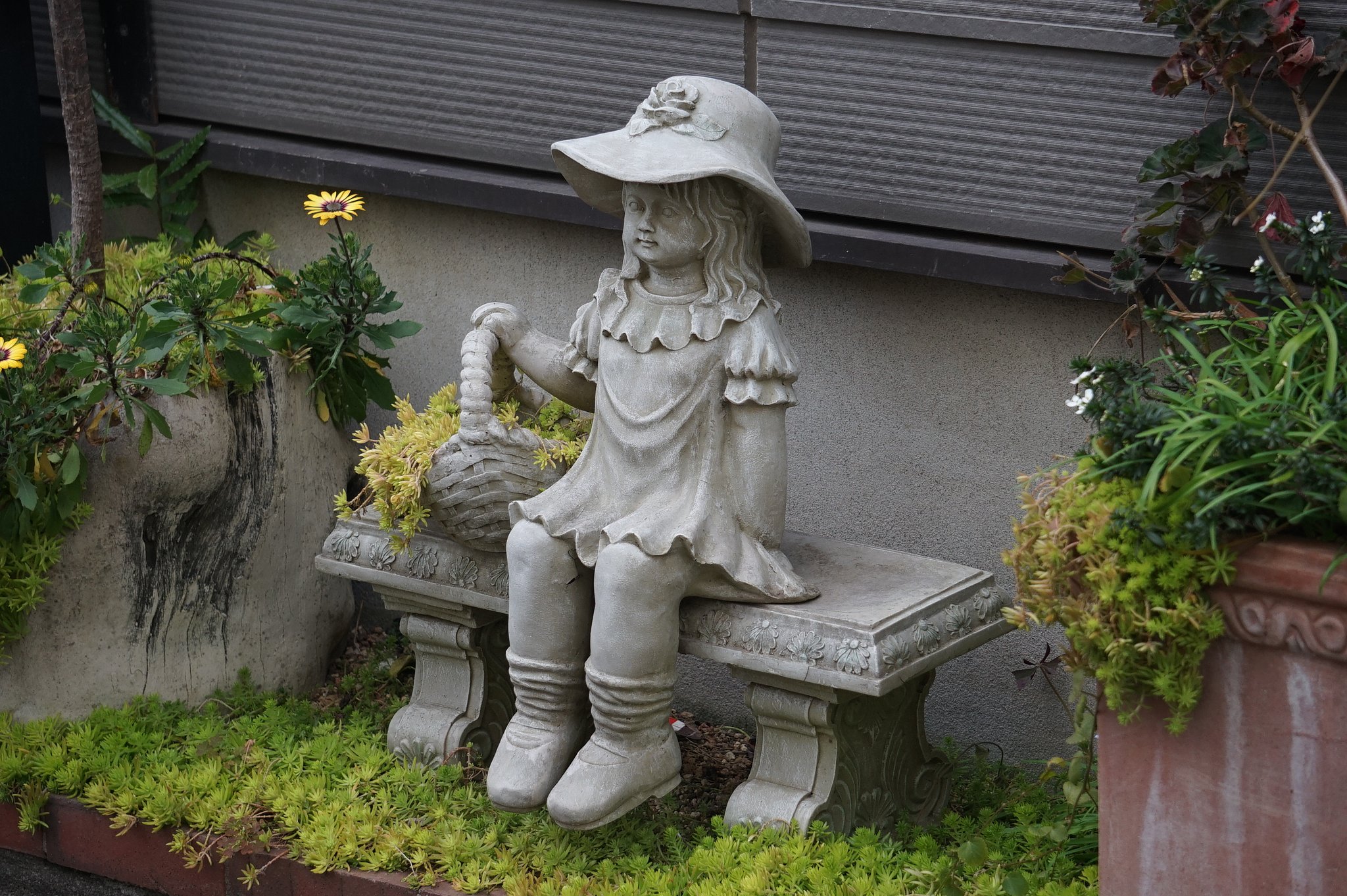 ベンチと少女
