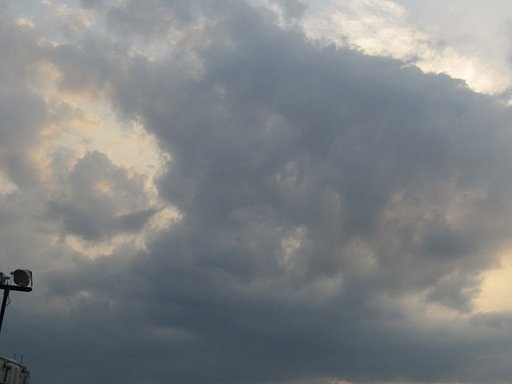 台風の影響かな　雲が怪しい雰囲気です