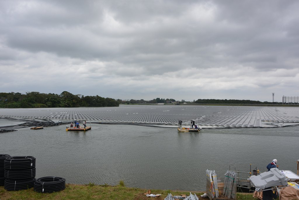 フロート式で世界最大出力メガソーラー発電所建設風景