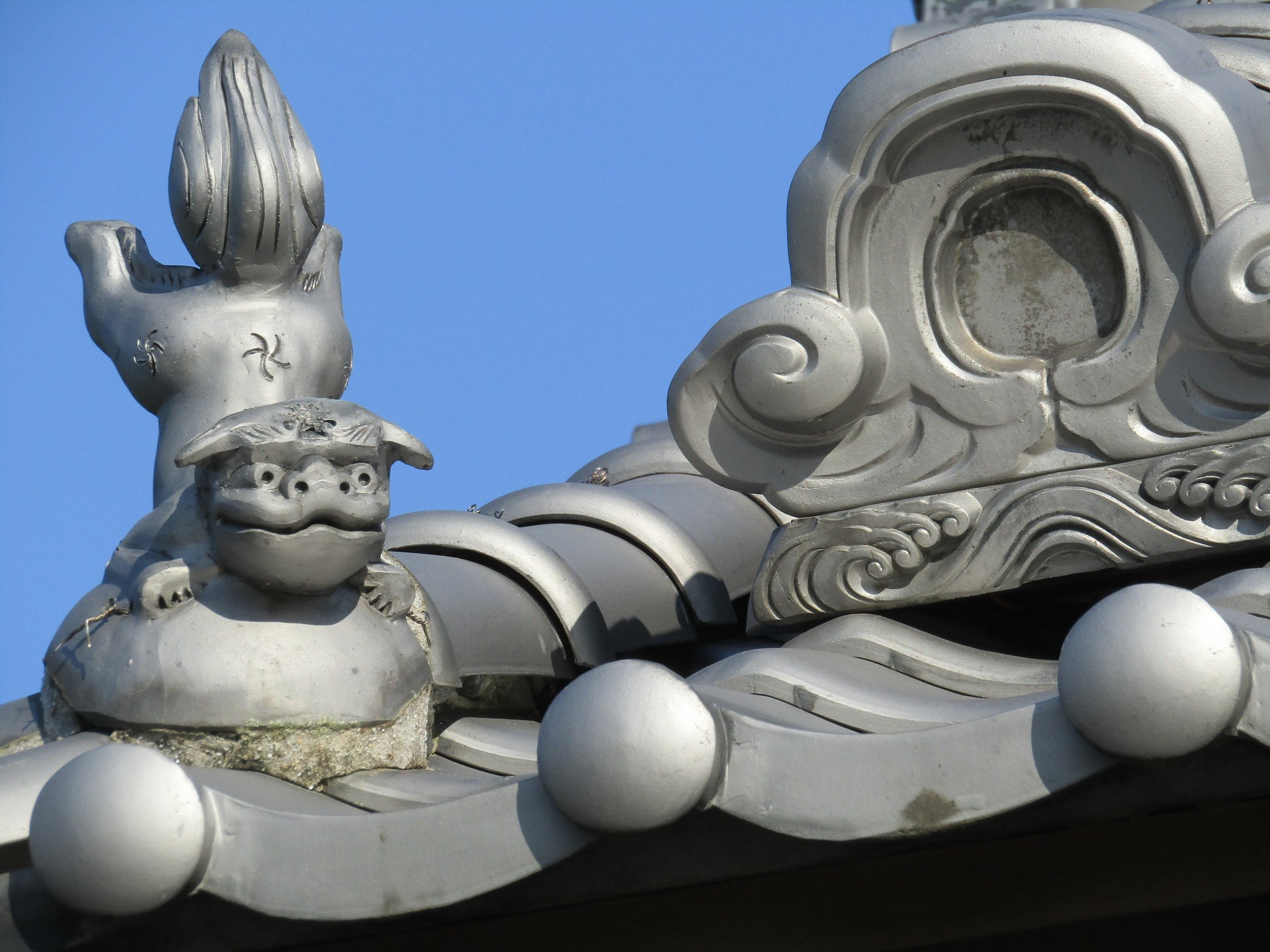 屋根の上の守り神