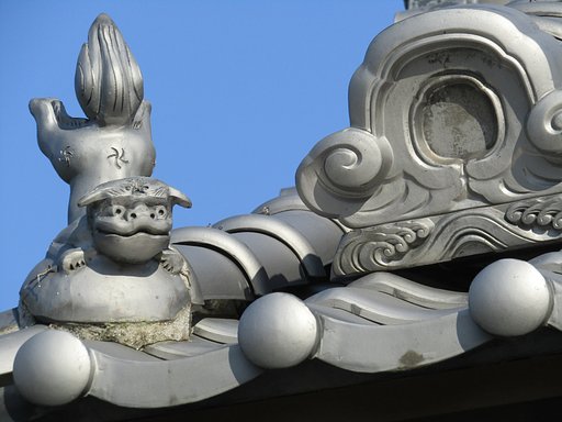 屋根の上の守り神