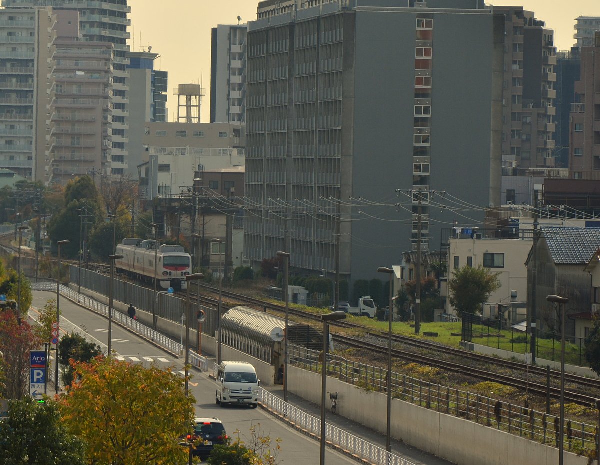 都心の非電化複線区間と検測車