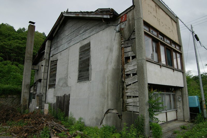二面の廃屋