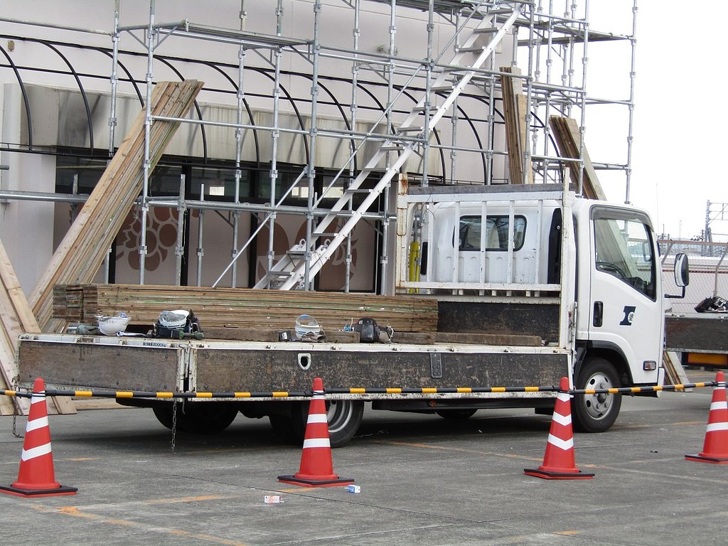 三方開きのトラックの雄姿