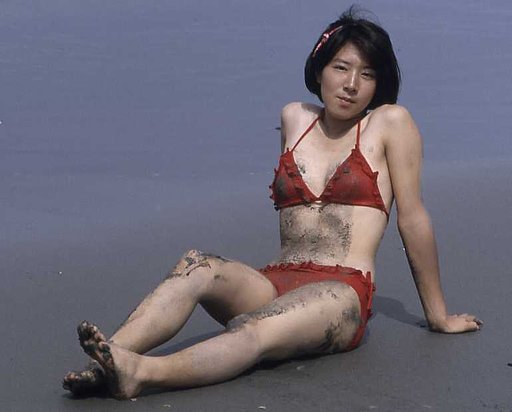 [色]　赤い水着がお似合いです