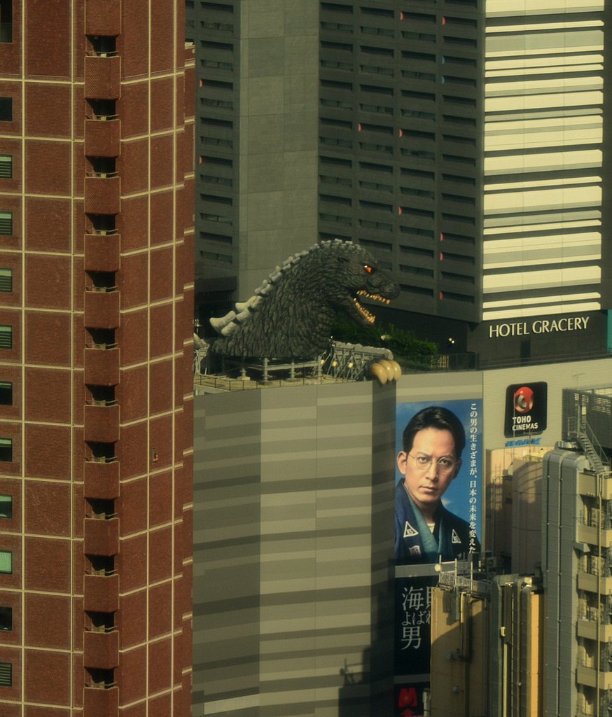 ゴジラ像