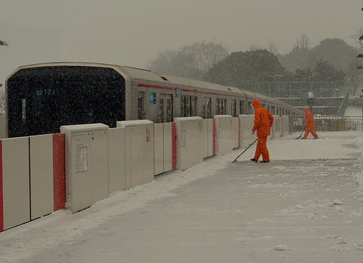地下鉄駅での除雪風景