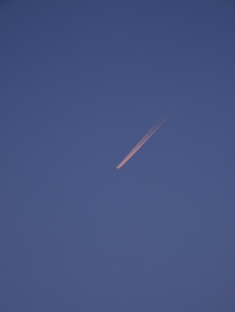 夕焼けの飛行機雲